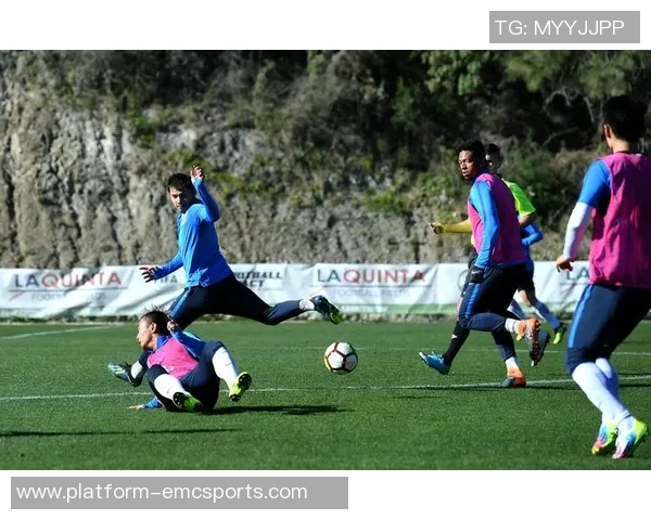 职业足球服的选择与搭配技巧助你在赛场上尽显风采与实力