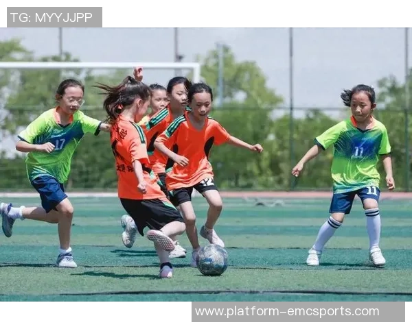 调皮的足球带来的欢笑与友谊在绿茵场上绽放的青春故事 调皮的足球带来的欢笑与友谊在绿茵场上绽放的青春故事